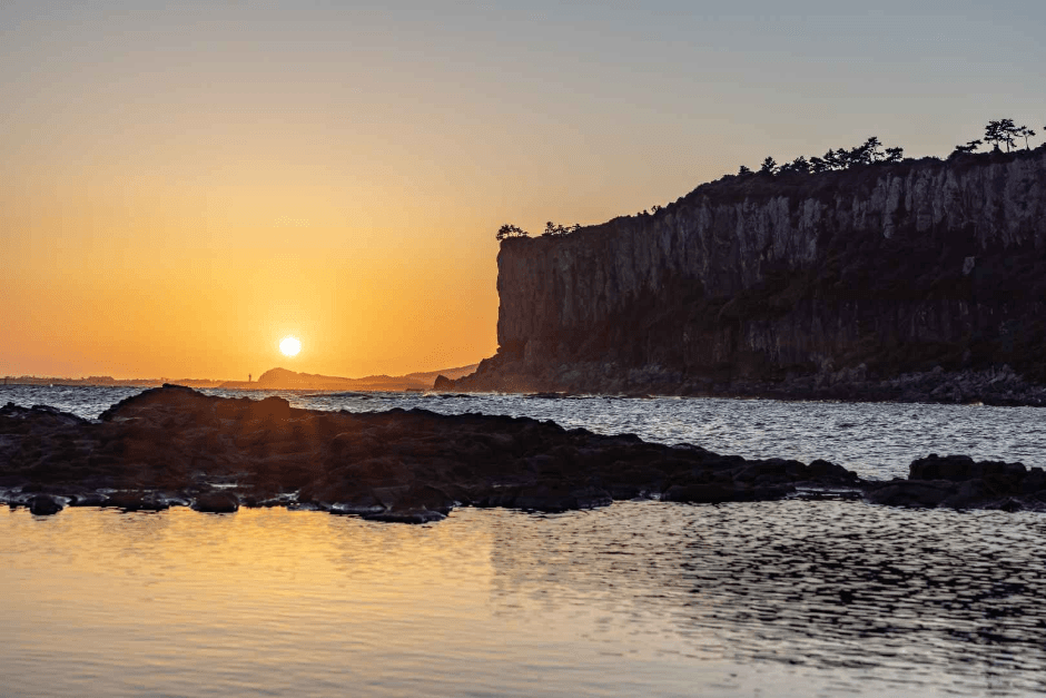 Baksugijeong Cliffs (박수기정)