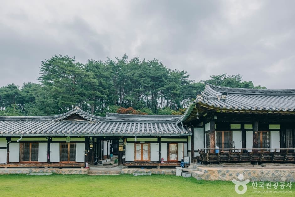 Hakbongjongtaek (학봉종택)