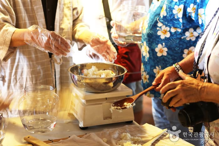 Shinpyeong Brewery (신평양조장 백련 양조문화원)