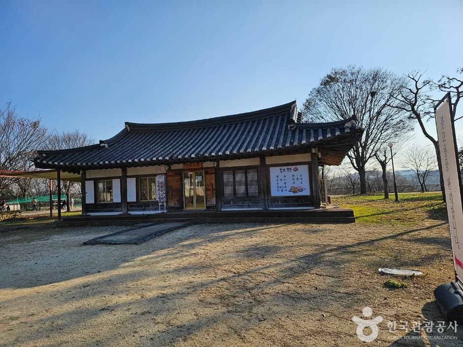 Yeoju Silleuksa Temple (신륵사(여주))
