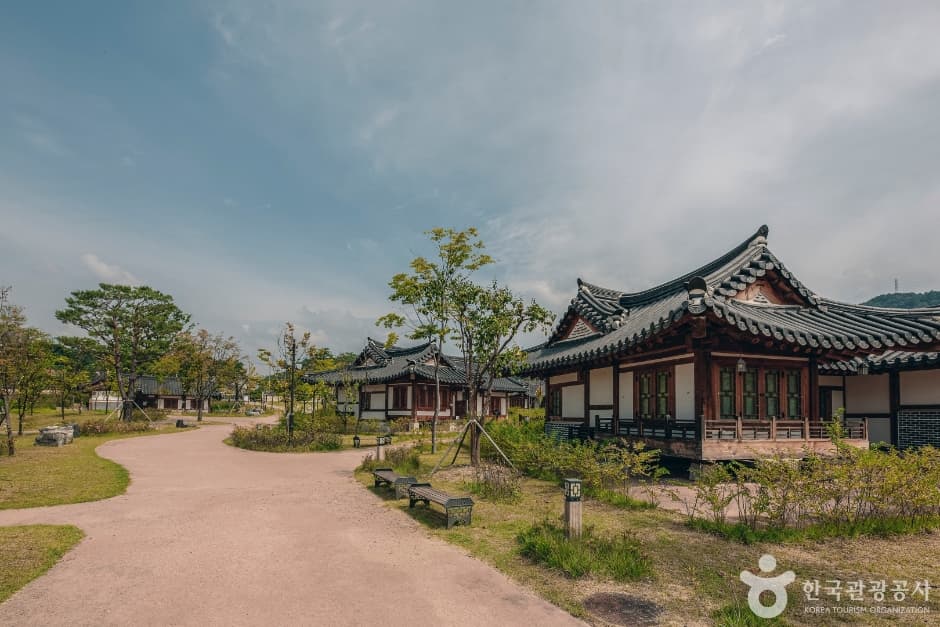 Chojeong Haenggung (초정행궁)