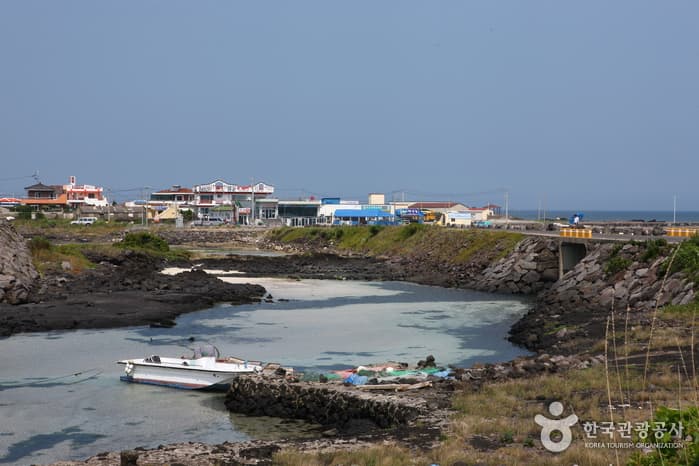 Gimnyeong Seongsegihaebyeon Beach (김녕성세기해변 (김녕해수욕장))