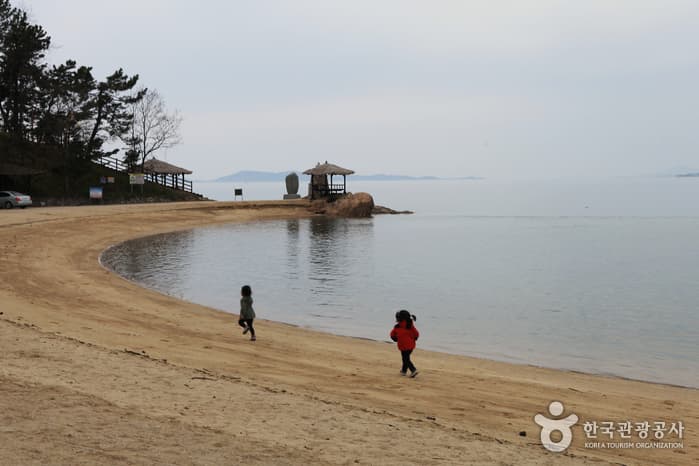 Dolmeori Beach (돌머리해변)