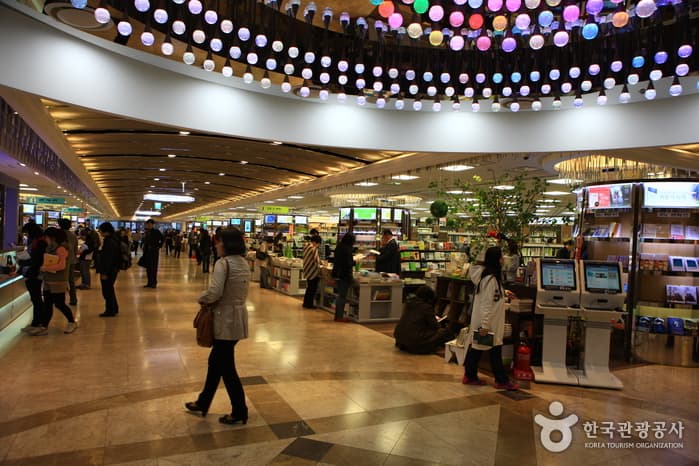 Kyobo Book Centre Gwanghwamun (교보문고)