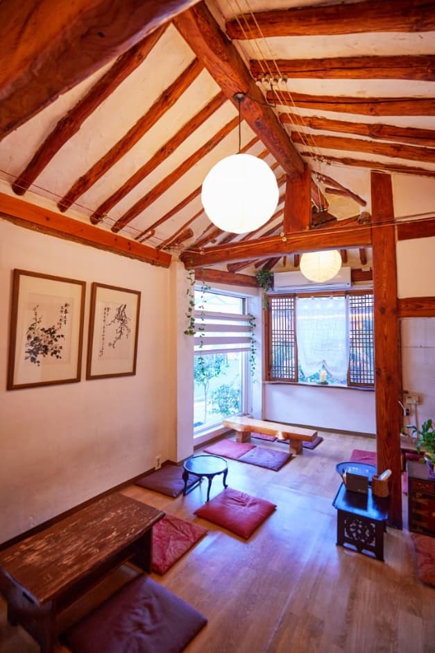 Tteulan Teahouse (뜰안)