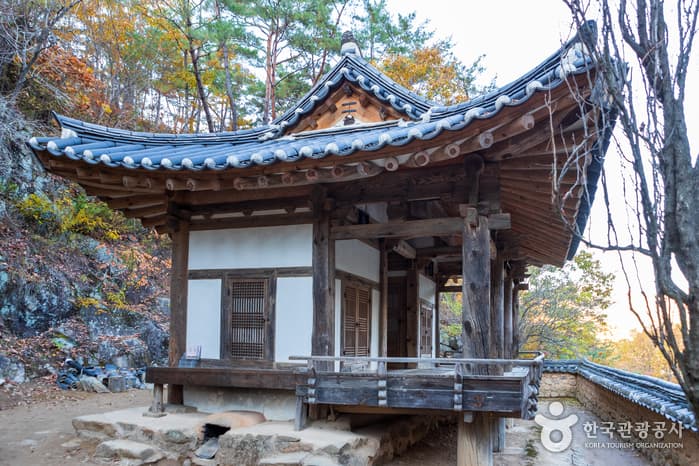 Manhyujeong Pavilion (만휴정)