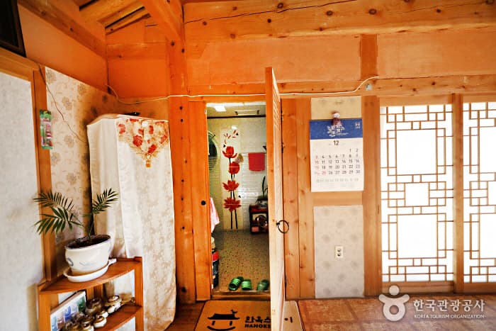 Hadongdaek House (하동댁)