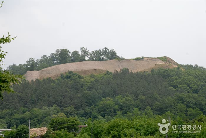 Boeun Samnyeonsanseong Fortress (보은 삼년산성)