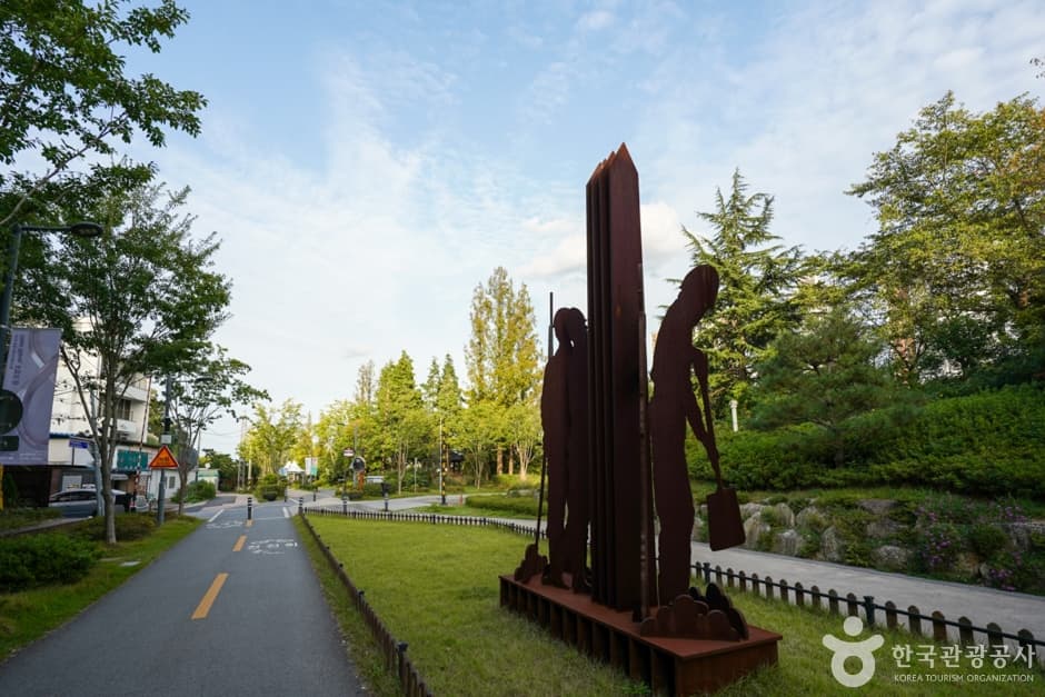 Railway Forest & The Garden of Fire (철길숲 & 불의정원)