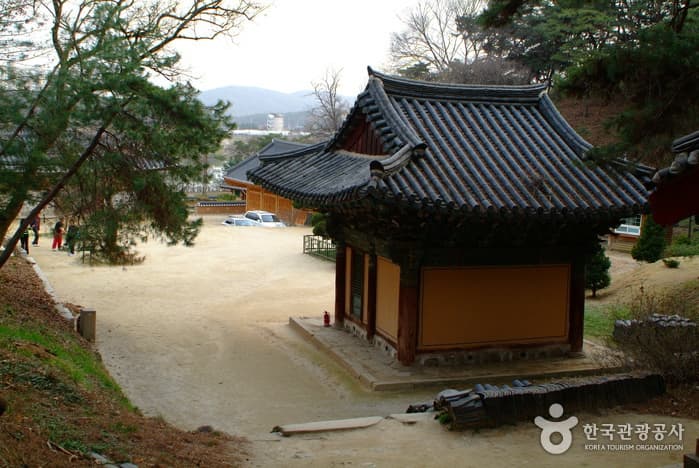 Silleuk Temple Resort (신륵사관광지)