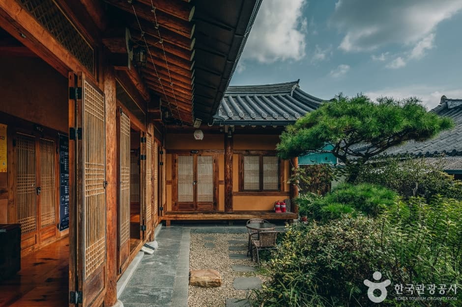Saranggadeuk (사랑가득)