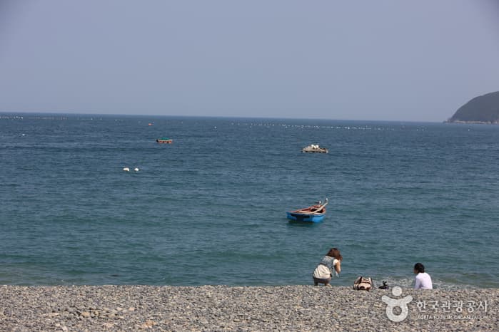 Hakdong Mongdol Beach (학동흑진주몽돌해변)