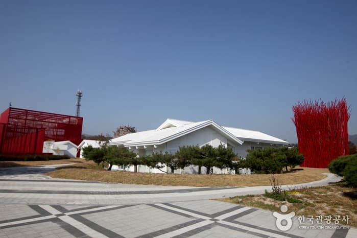 Youngwol Y Park (젊은달와이파크)