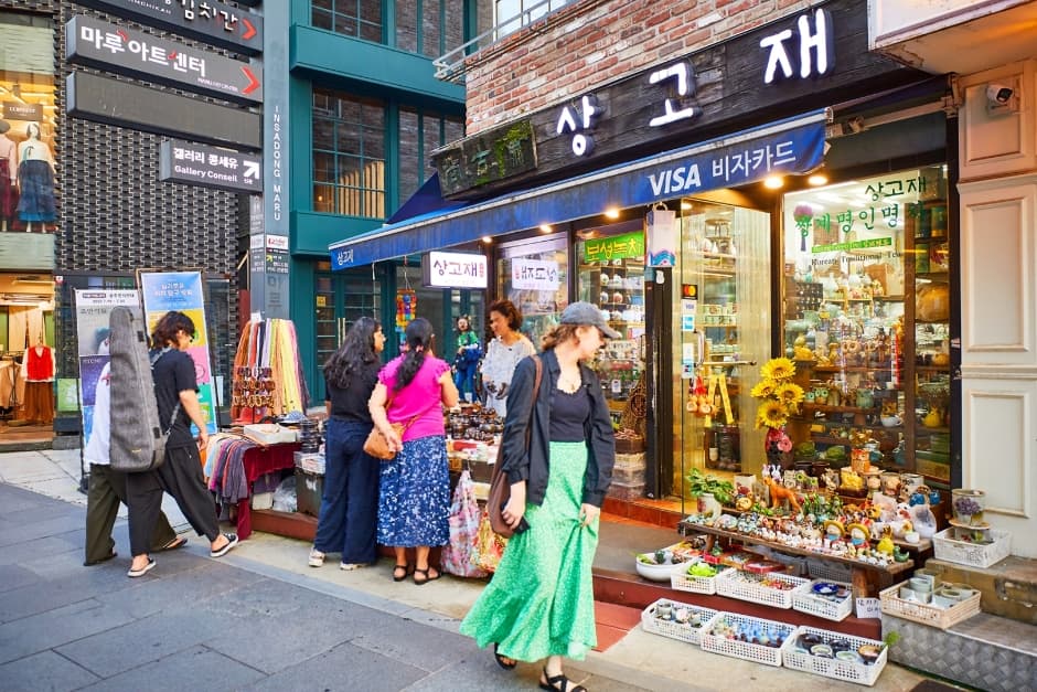 Insadong Cultural Street (인사동 문화의 거리)