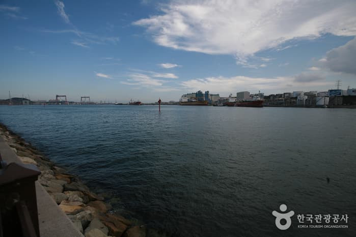 Migration Site of Gray Whales of Ulsan (울산 귀신고래 회유해면)