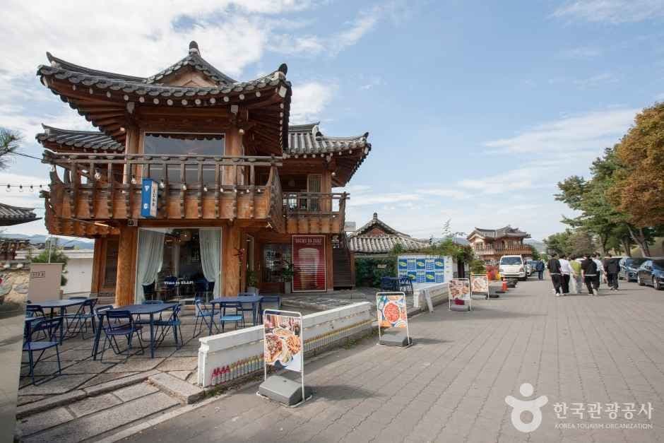 Gyeongju Hwangnidan Street (경주 황리단길)