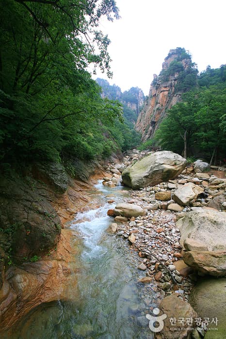 Seoraksan Osaek Jujeongol Valley (설악산 오색주전골)