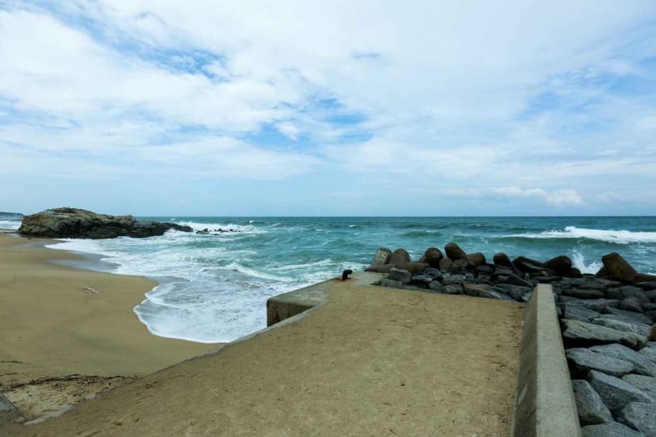 Sageunjinhaebyeon Beach (사근진해변(사근진해수욕장))