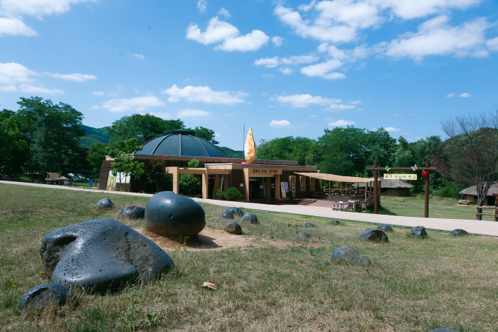 Jeongok-ri Prehistoric Site - Hantangang River Geopark (연천 전곡리 유적-한탄강 국가지질공원)