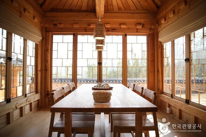 House of Choi Champan (최참판댁 한옥숙박시설)