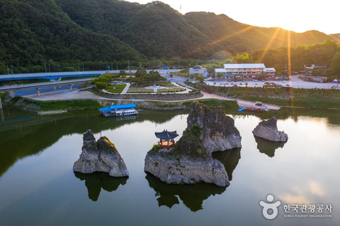 Dodamsambong Peaks (도담삼봉)