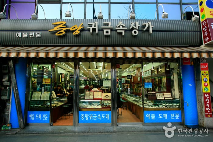 Jongno 3(sam)-ga Jewelry District (종로3가 귀금속 전문상가)