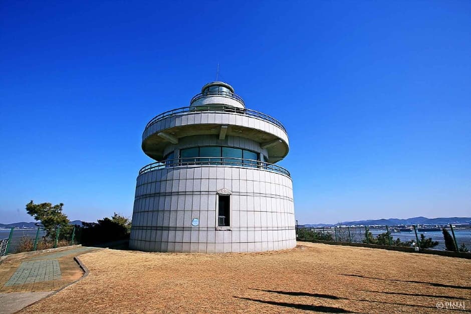 Nueseom Lighthouse Observatory (누에섬 등대전망대)