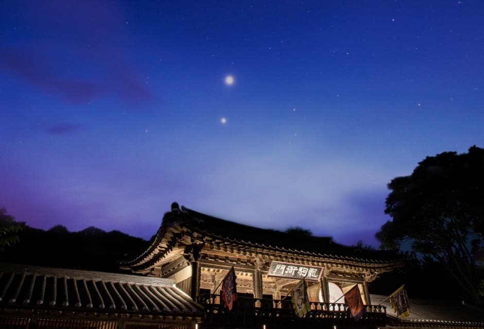 Korean Folk Village Evening Festival (한국민속촌 야간개장 달빛을 더하다)