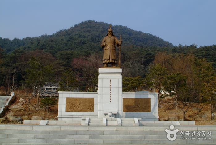 Tomb of Sin Sunggyeom (장절공신숭겸장군묘역)