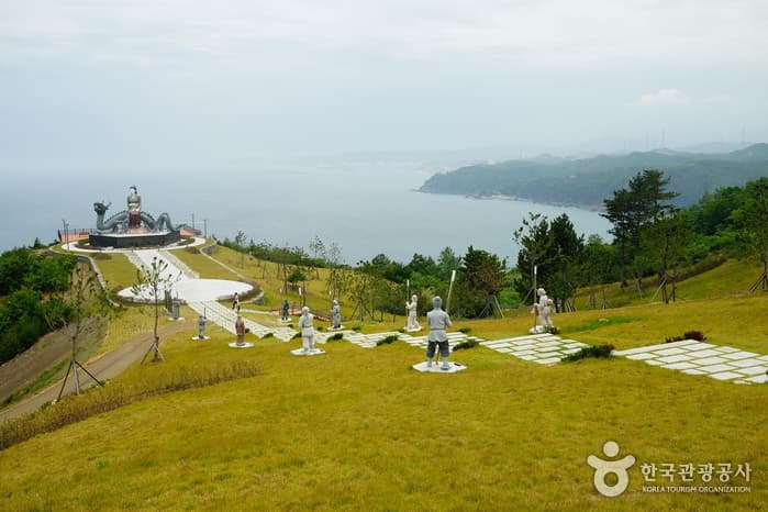 Lady Suro Heonhwa Park (Namhwasan Sunrise Park) (수로부인 헌화공원(남화산 해맞이공원))