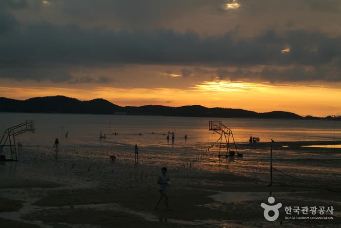 Anak Beach (안악해수욕장)