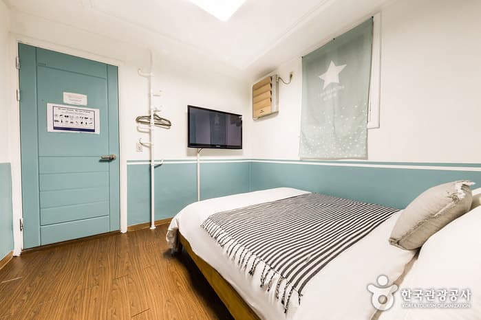 Sinchon Sisters Hostel (신촌 시스터즈)