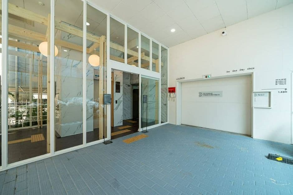 The Hyooshik Aank Hotel Hongdae (더휴식 아늑호텔 홍대점)