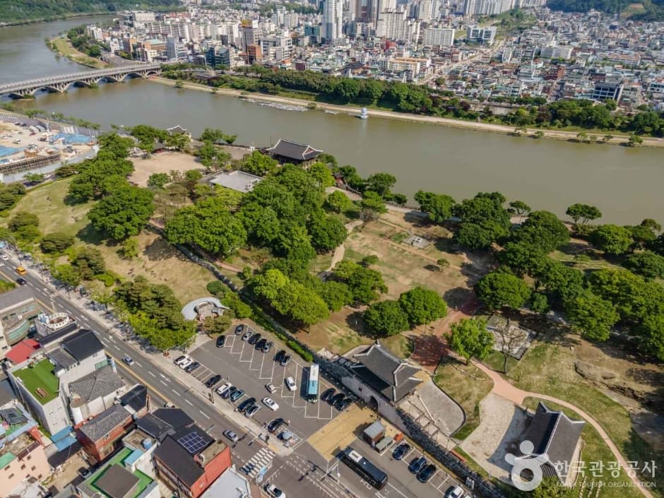Jinjuseong Fortress (진주성)