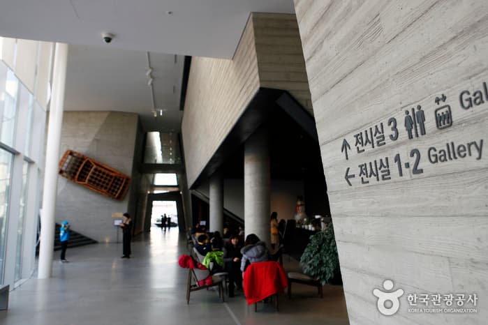 Suwon Museum of Art (수원시립미술관)