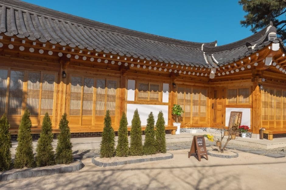 Cheongjae Hanok (청재한옥)