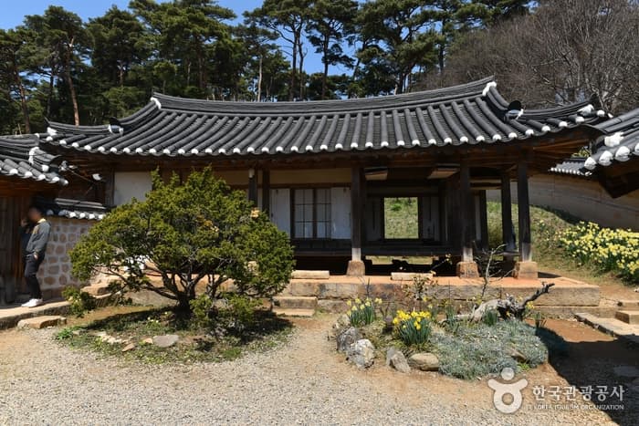 Seosan House of Yu Gibang (서산 유기방가옥)
