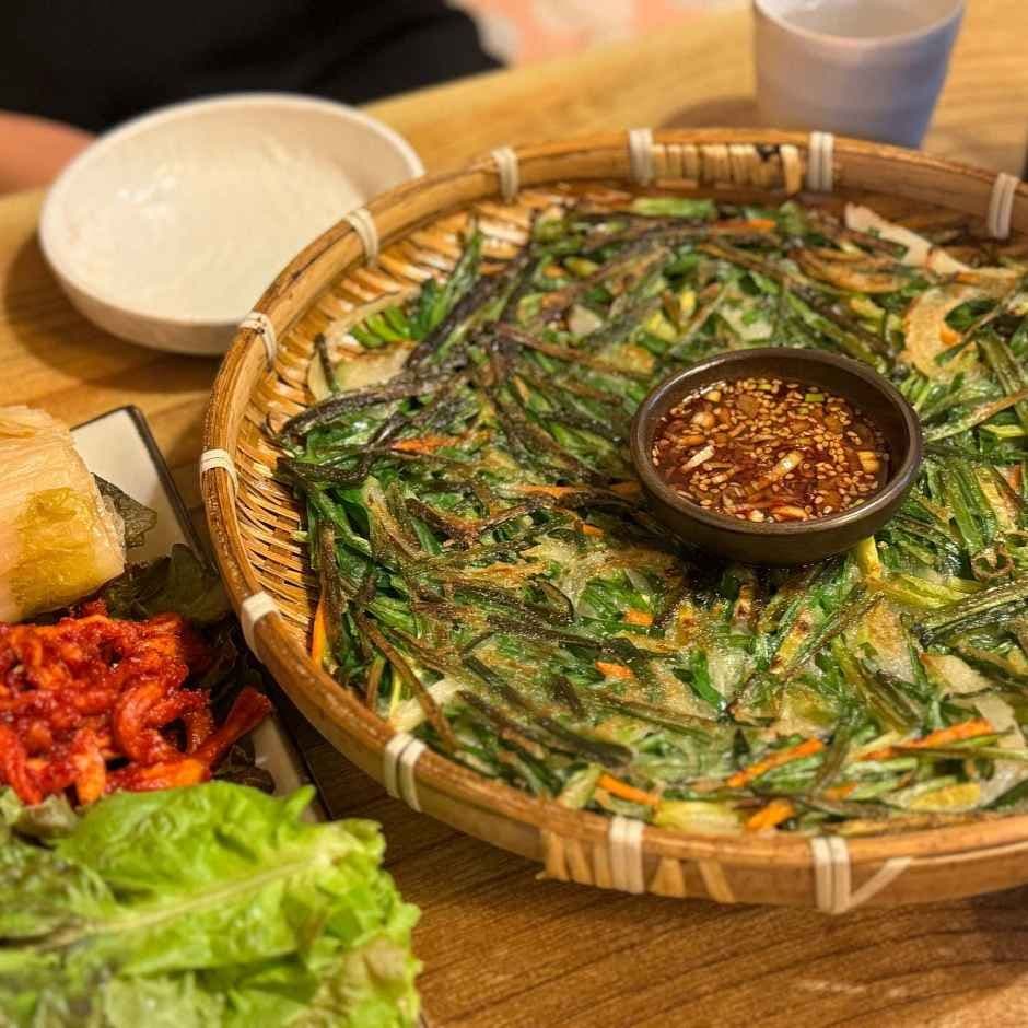 Insadong Garlic Bossam (인사동마늘보쌈)