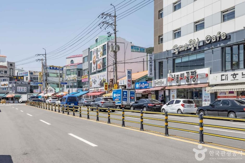 Tongyeong Port Kkulppang Street (통영항 꿀빵거리)